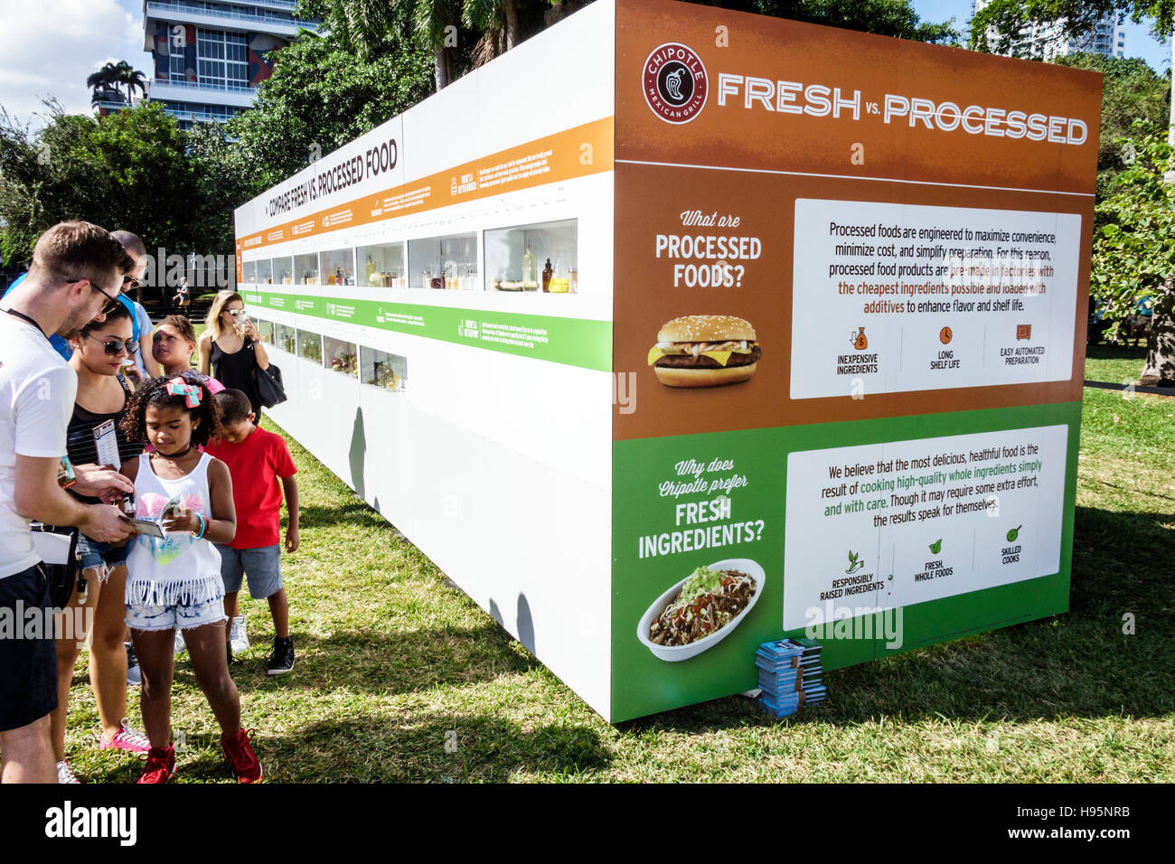 Miami Florida, Bayfront Park, Chipotle Ckultivieren Festival, Ausstellungsausstellung Sammlung frischer vs. Verarbeiteter Lebensmittel, Lebensmittel, FL161113075 Stockfoto
