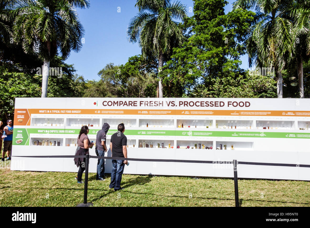 Miami Florida, Bayfront Park, Chipotle Ckultivieren Festival, Ausstellungsausstellung Sammlung, frische vs. Verarbeitete Lebensmittel, Lebensmittel, Besucher reisen Reise Tour zu Stockfoto