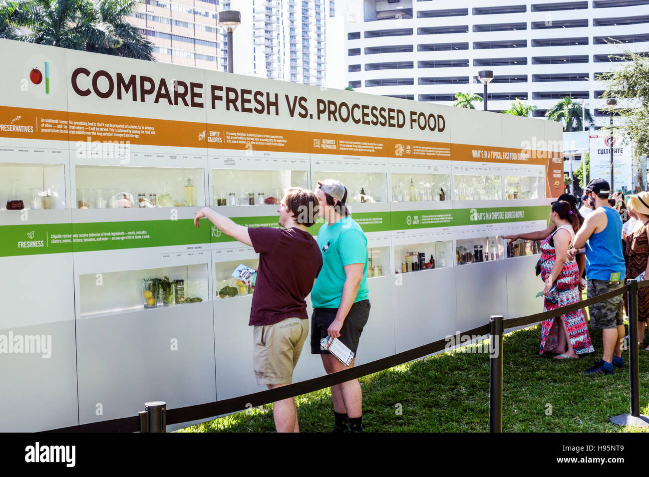 Miami Florida, Bayfront Park, Chipotle Ckultivieren Festival, Ausstellungsausstellung Sammlung frischer vs. Verarbeiteter Lebensmittel, Lebensmittel, FL161113077 Stockfoto