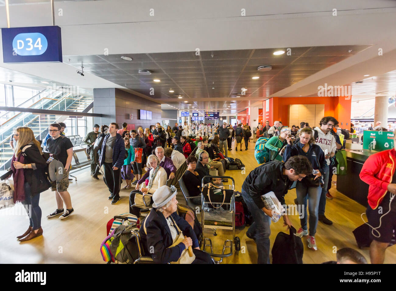 Passagiere, die darauf warten, Flugzeug, Flughafen Keflavik, Island an Bord Stockfoto