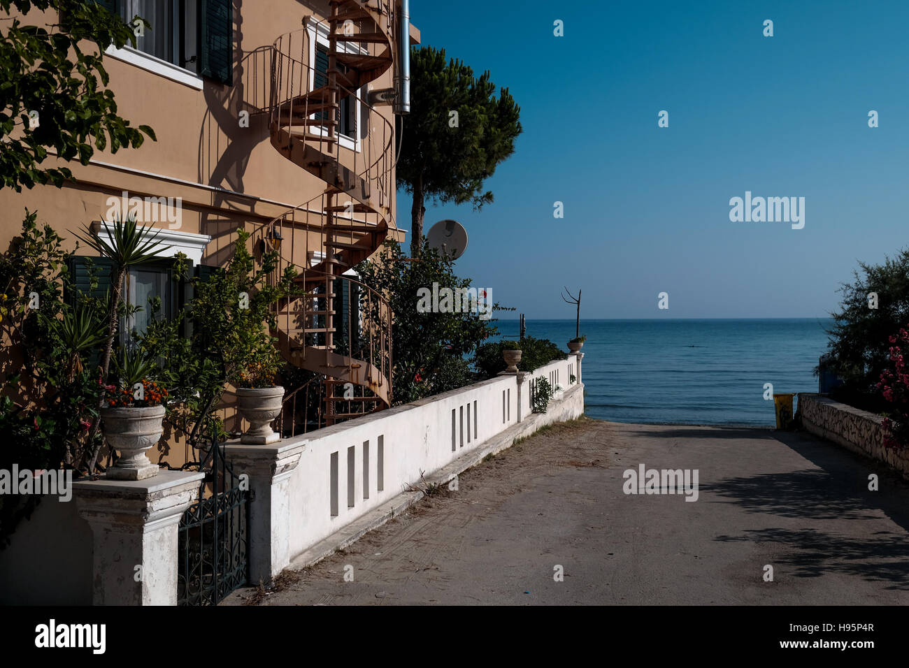 Strandblick zwischen den Häusern auf der Insel Zakynthos Stockfoto