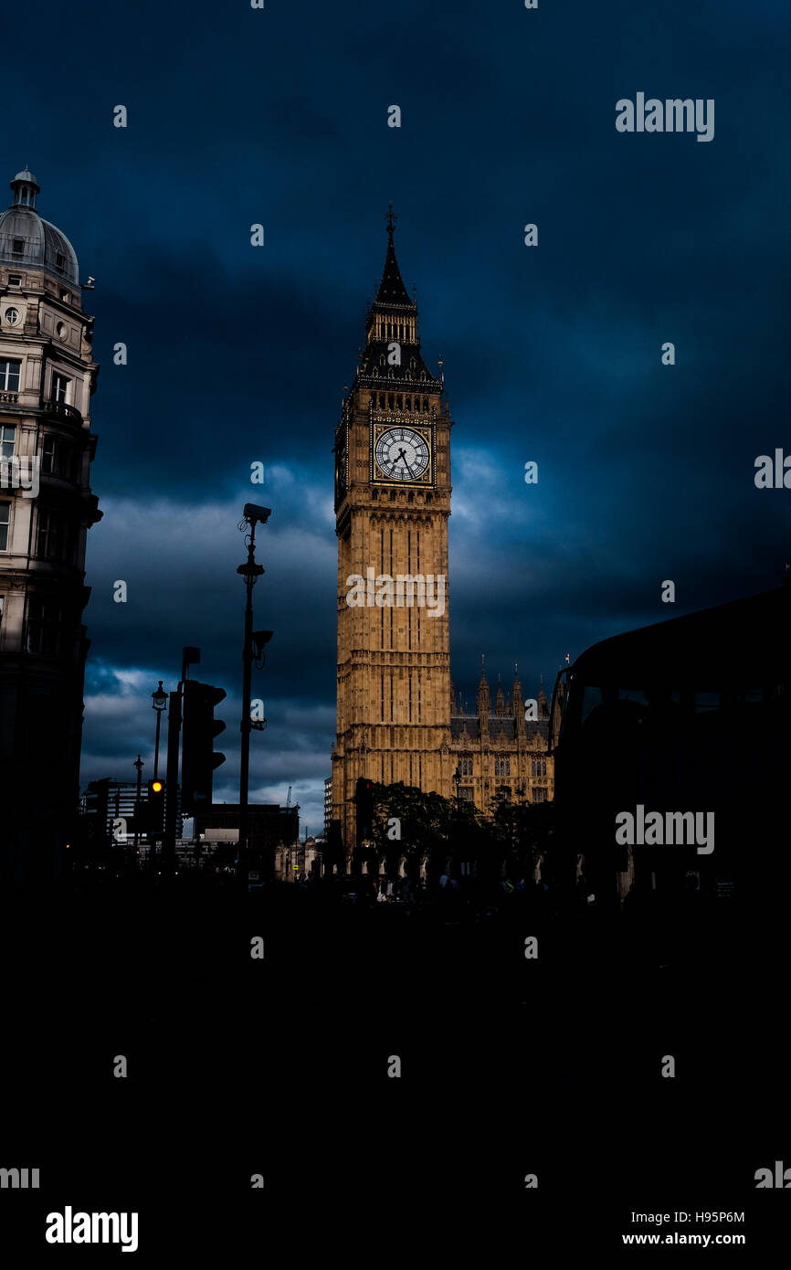 Big Ben oder Elizabeth Tower gefangen in den frühen Abend Licht geben einen dramatischen fühlen. Stockfoto