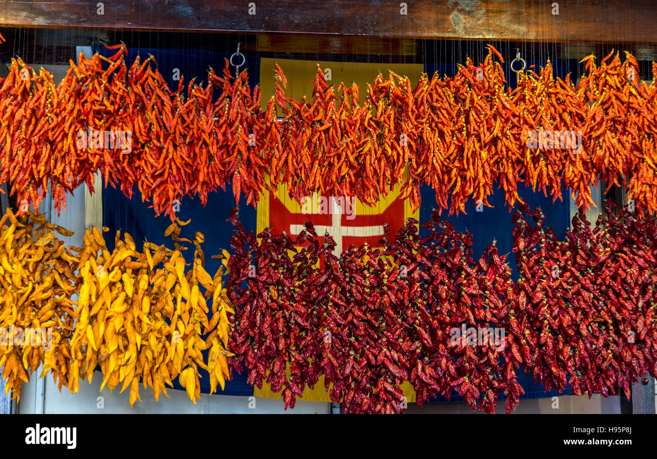 Anzeige der bunten Chilis aufhängen auf einem Marktstand Stockfoto