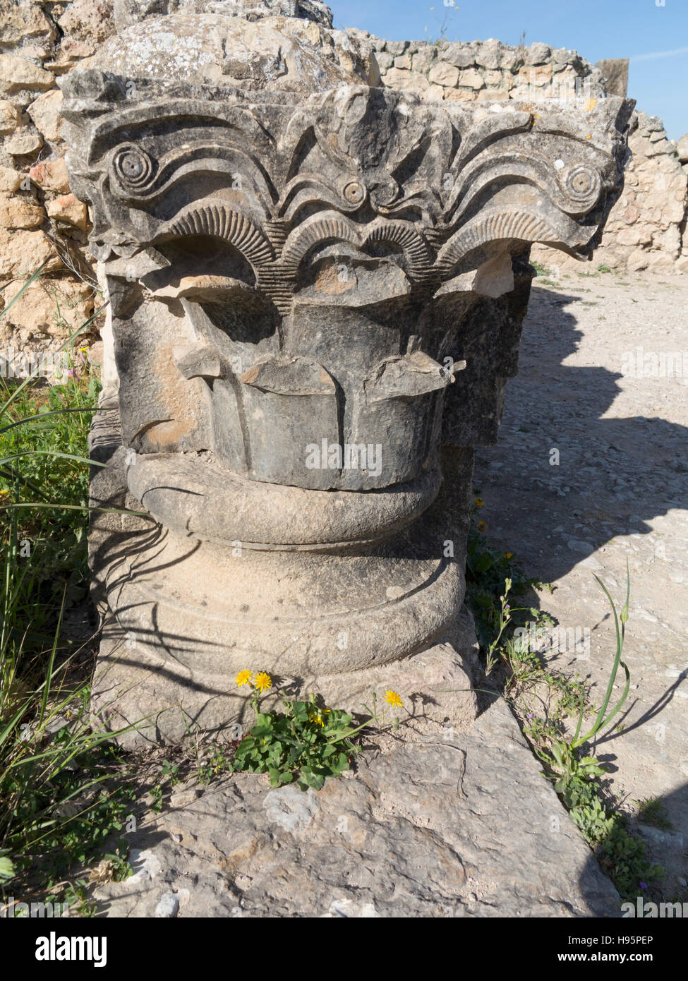 Gefallen Spalte Kapital an die antike Stadt Volubilis im Bereich Zerhoun-Massivs von Marokko Stockfoto