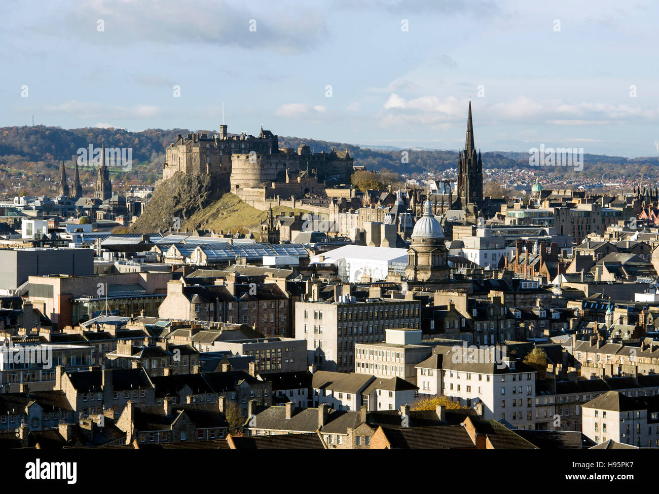 Edinburgh Castle und Altstadt von Edinburgh von Holyrood Park gesehen. Stockfoto