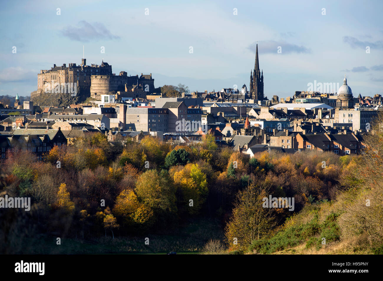 Edinburgh Castle und Altstadt von Edinburgh von Holyrood Park gesehen. Stockfoto