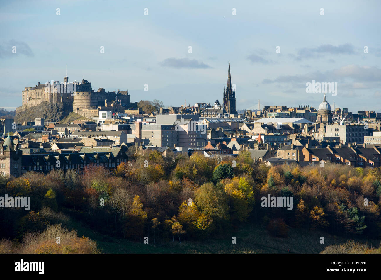 Edinburgh Castle und Altstadt von Edinburgh von Holyrood Park gesehen. Stockfoto