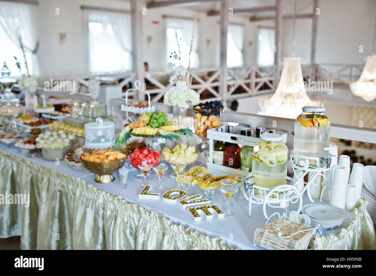 Hochzeitsfeier, Süßigkeiten und Obst. Wort-Liebe mit Oliven Stockfoto