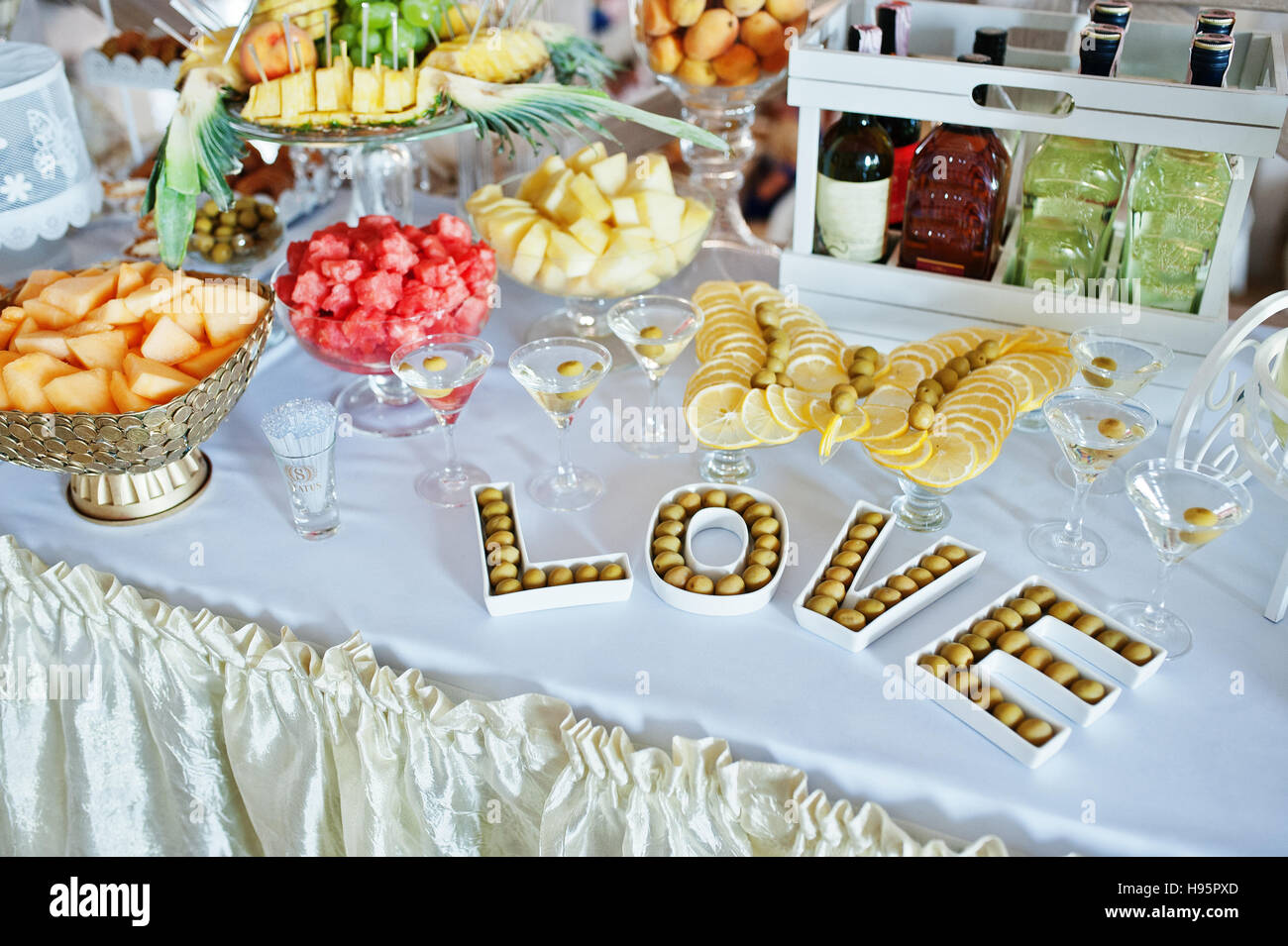 Hochzeitsfeier, Getränke, Süßigkeiten und Obst. Wort-Liebe mit Oliven Stockfoto