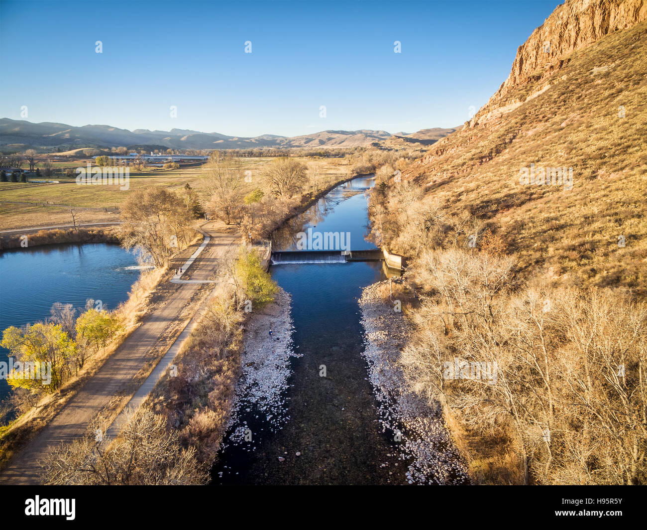 Flusswehr Poudre River, Wilson Lake und Belvue Dome in northern Colorado in der Nähe von Fort Collins - Luftbild Stockfoto