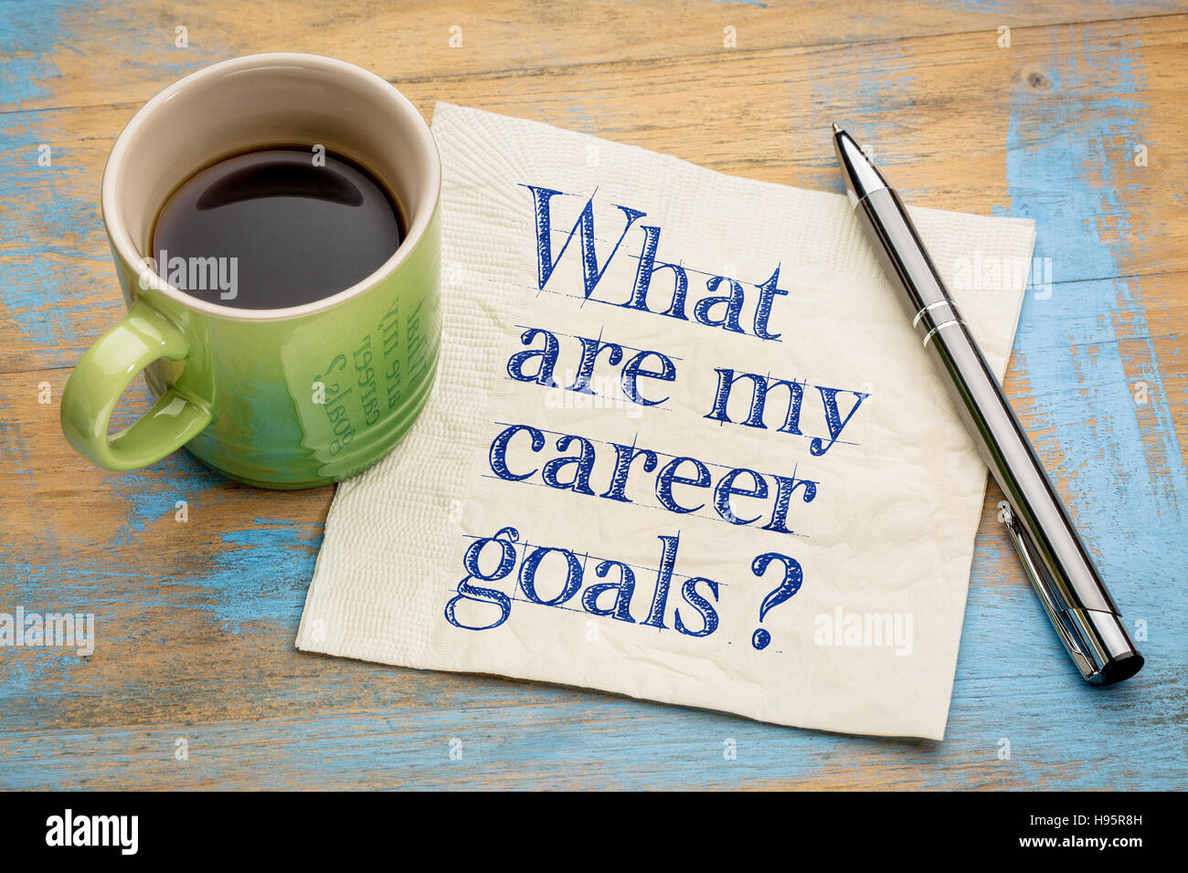 Was sind meine beruflichen Ziele? Eine Frage in Handschrift auf einer Serviette mit einer Tasse Espressokaffee Stockfoto
