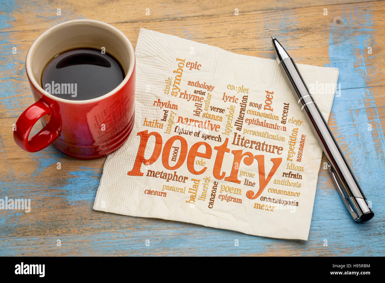 Poesie-Wortwolke auf einer Serviette mit einer Tasse Kaffee Stockfoto
