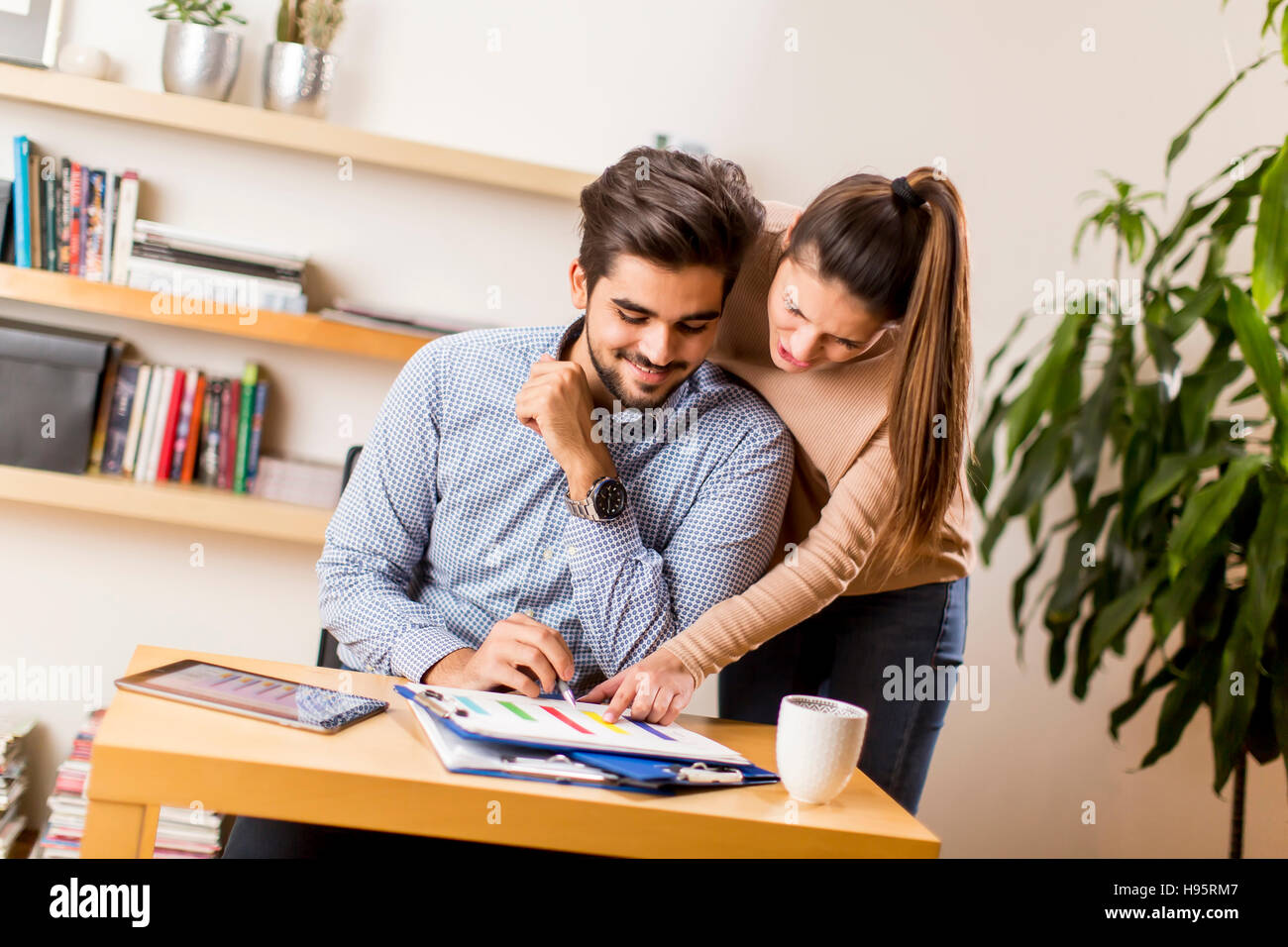 Junges Unternehmen paar Analyse der Geschäftsergebnisse Stockfoto