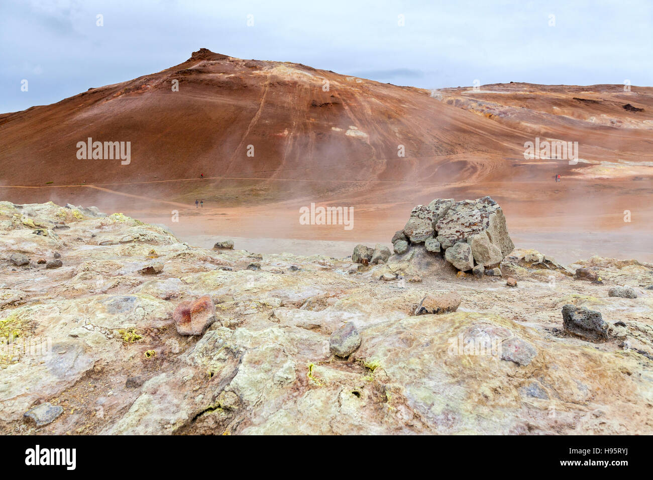 Ein Blick auf die Hverir Erdwärmefeldes von Mt. Namafjall neben See Myvatn, Island. Stockfoto