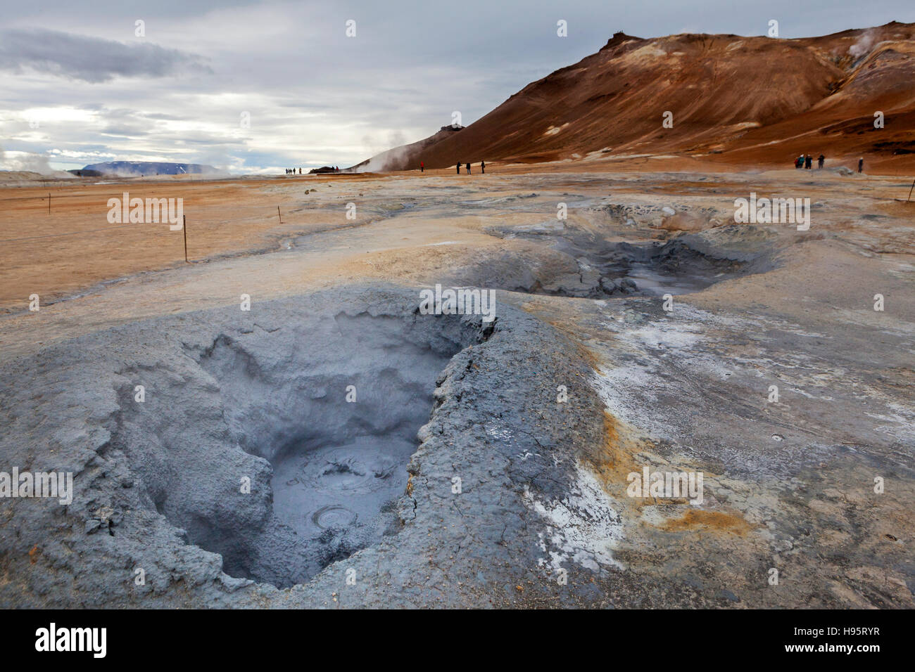 Ein Blick auf die Hverir Erdwärmefeldes von Mt. Namafjall neben See Myvatn, Island. Stockfoto