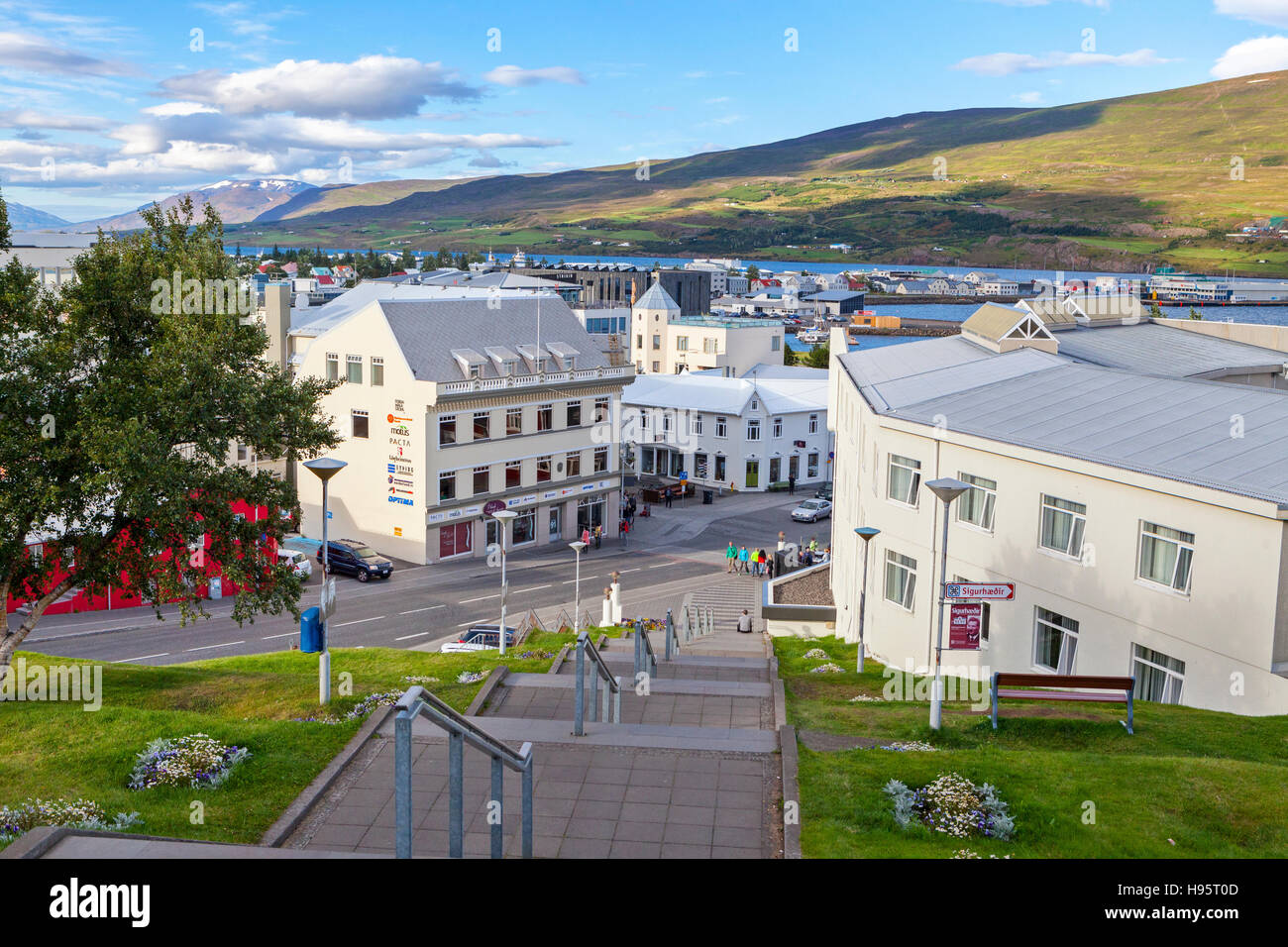 Ein Blick auf Touristen, Fußgänger und Gebäuden in der Stadt Akureyri, Island. Stockfoto