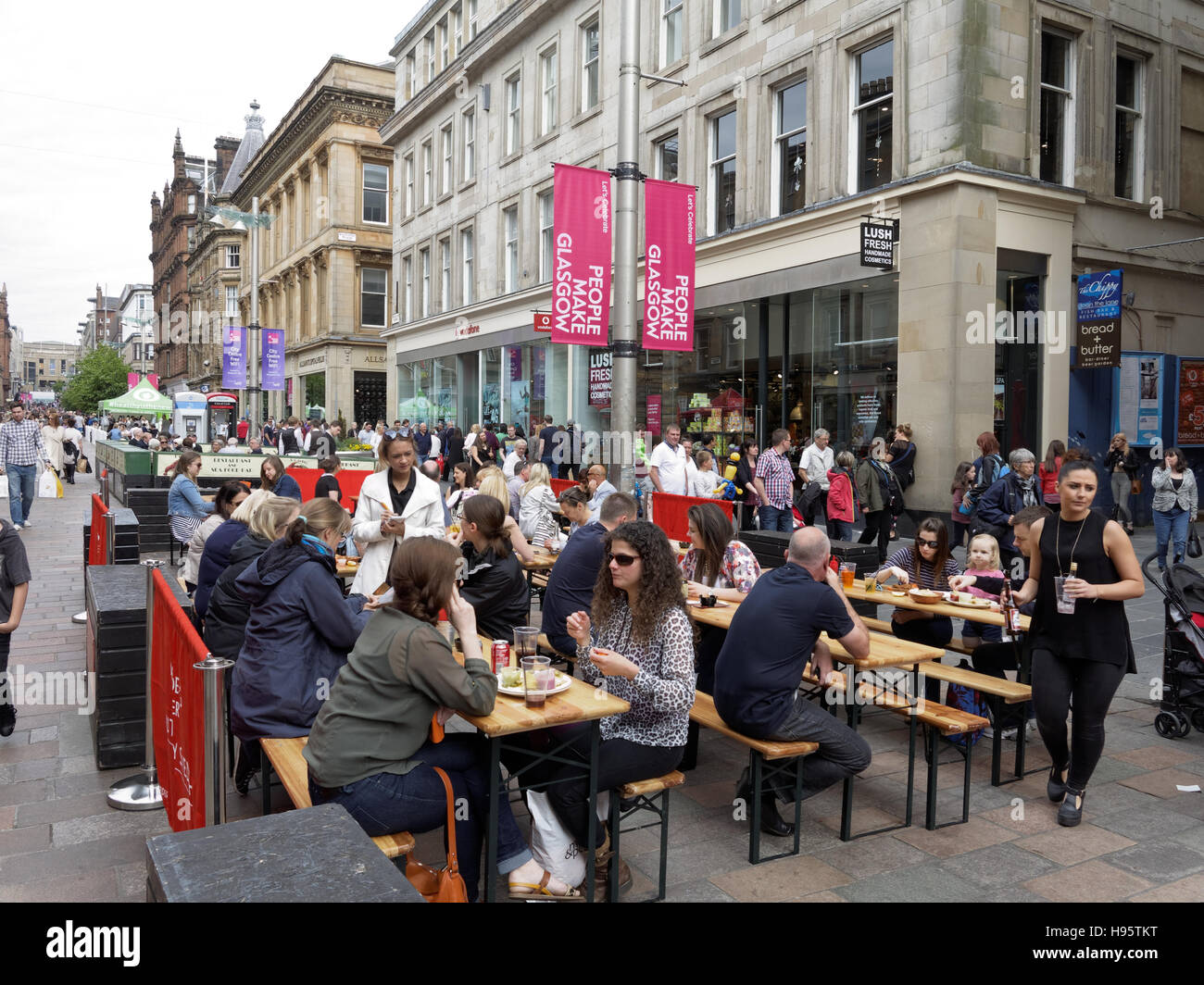 Glasgow im Freien speisen Straßenszene auf einen sonnigen Tag, Buchanan Street, Glasgow, Schottland, UK Stockfoto