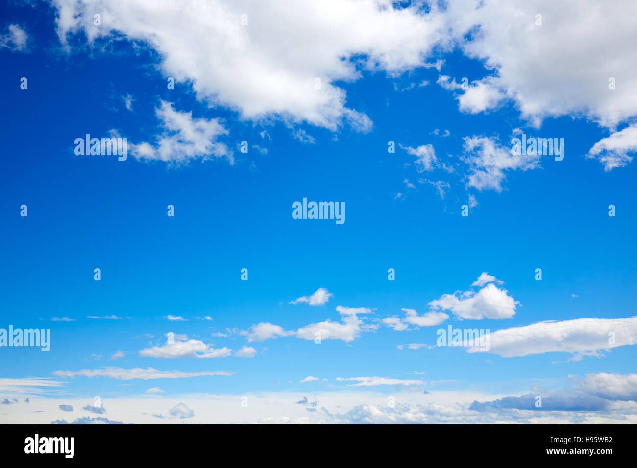 Blauer Himmel mit weißen Wolken an einem sonnigen Sommertag Stockfoto
