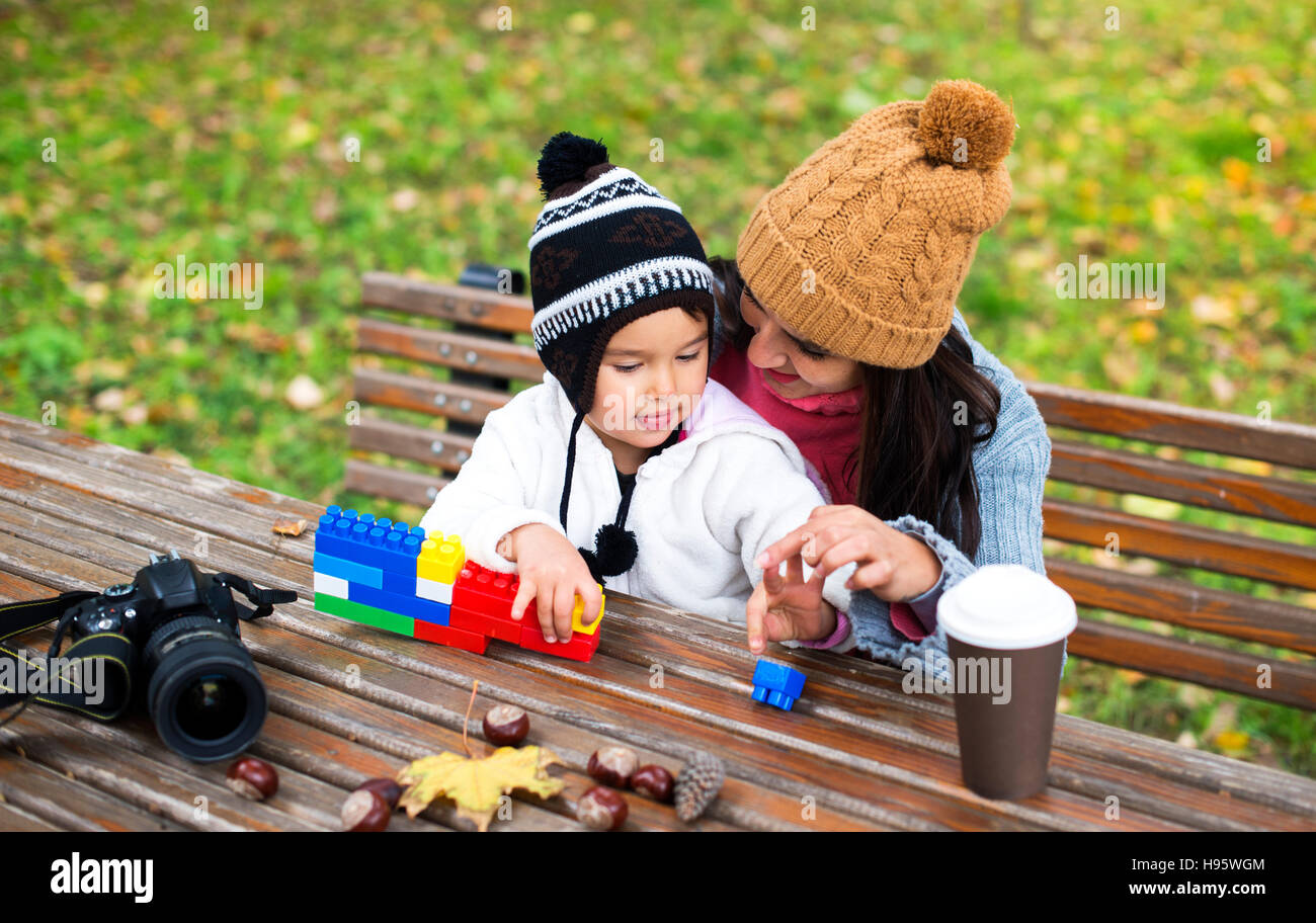 Mutter mit ihrem Kind spielen im Park spielen mit Blöcken Stockfoto