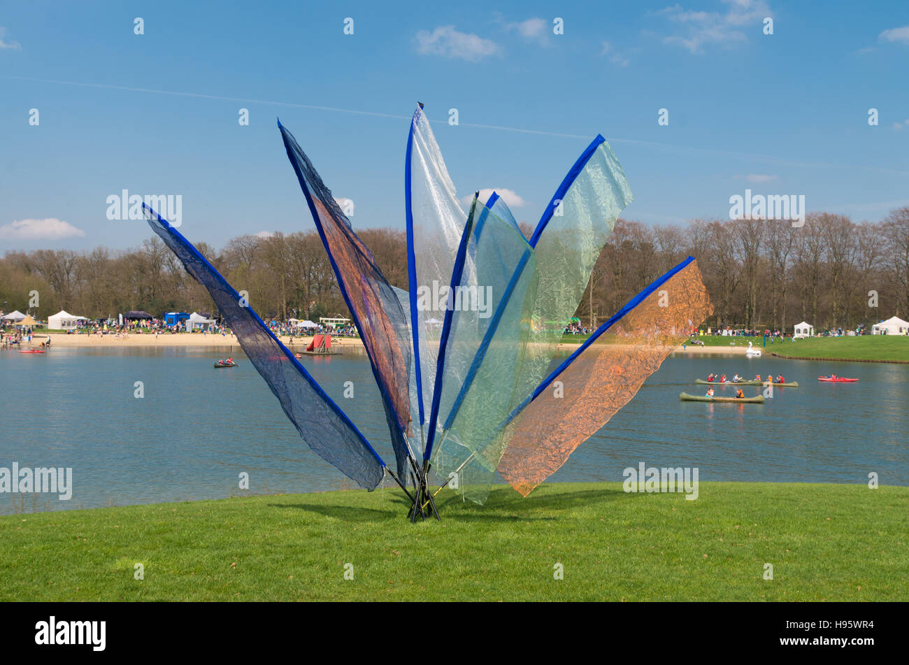 Reihe von bunten Beachflags über einen Freizeitpark Stockfoto