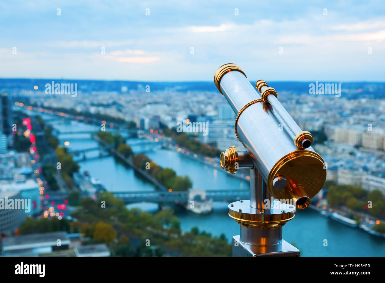 antikes Teleskop mit Blick über Paris, Frankreich, in der Dämmerung Stockfoto