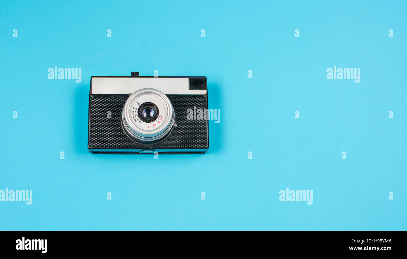 gute alte Filmkamera auf blauem Hintergrund Stockfoto