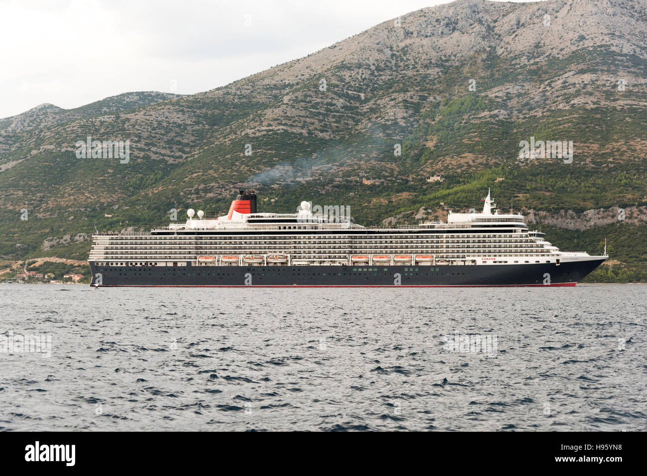 Das Kreuzfahrtschiff Queen Elizabeth auf der Adria St. Korcula Kroatien an einem bewölkten Tag Stockfoto