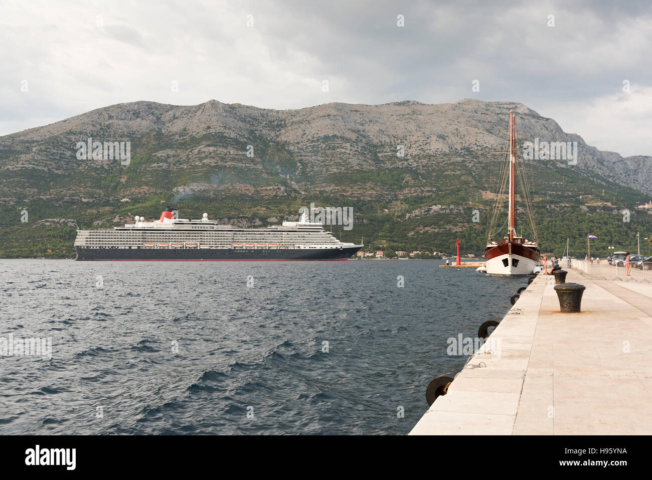 Das Kreuzfahrtschiff Queen Elizabeth auf der Adria St. Korcula Kroatien an einem bewölkten Tag Stockfoto