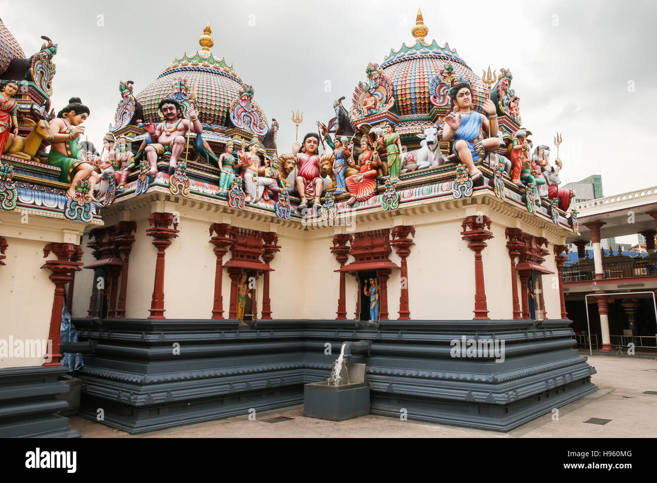 Fragment der Dekorationen des Hindu-Tempels Sri Mariamman in Singapur Stockfoto Fragment der Dekorationen des Hindu-Tempels Sri Mariamman in Singapur Stockfoto
