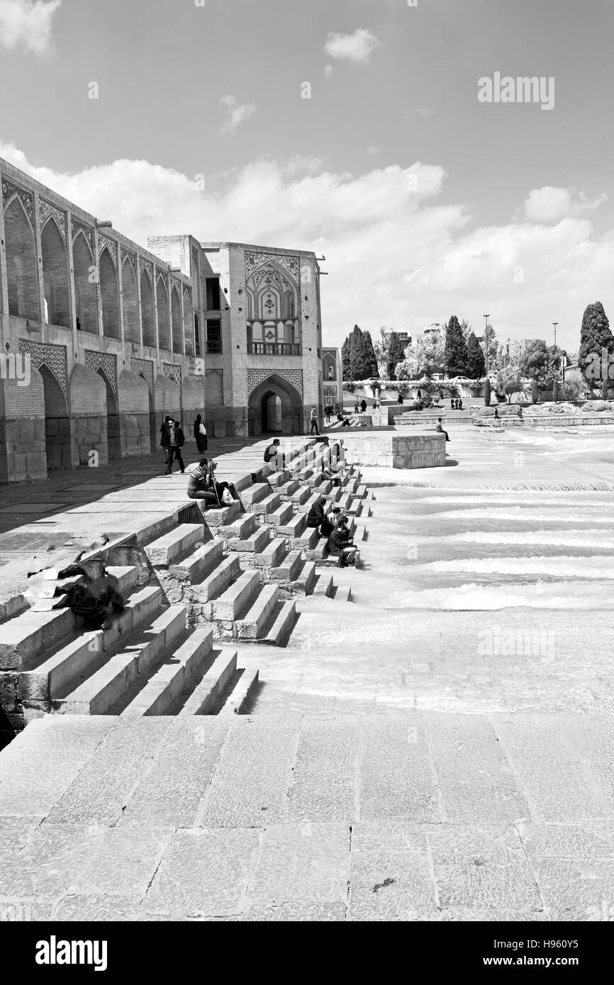 Blu in der alten Brücke und dem Fluss antiken Bau in der Nähe von Natur Iran Stockfoto