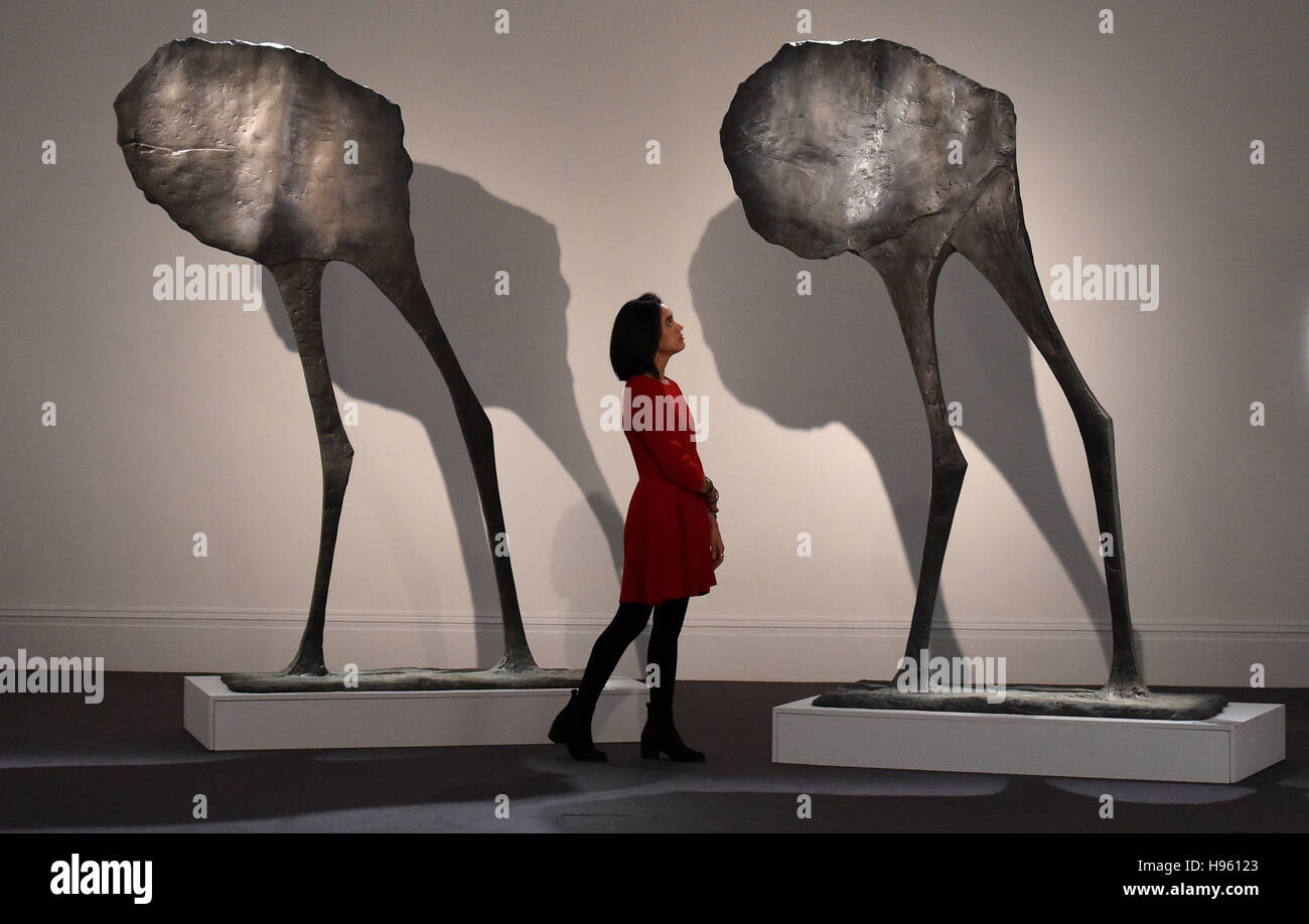 Mitarbeiter von Sotheby's, London, stehen neben Skulpturen mit dem Titel Mirage II von Dame Elisabeth Frink in der Abteilung für moderne und britische Kunst der Nachkriegszeit, die auf £120,000 - £180,000 geschätzt werden und einen Teil von Sothebys bevorstehenden National Treasures-Auktionen bilden. Stockfoto
