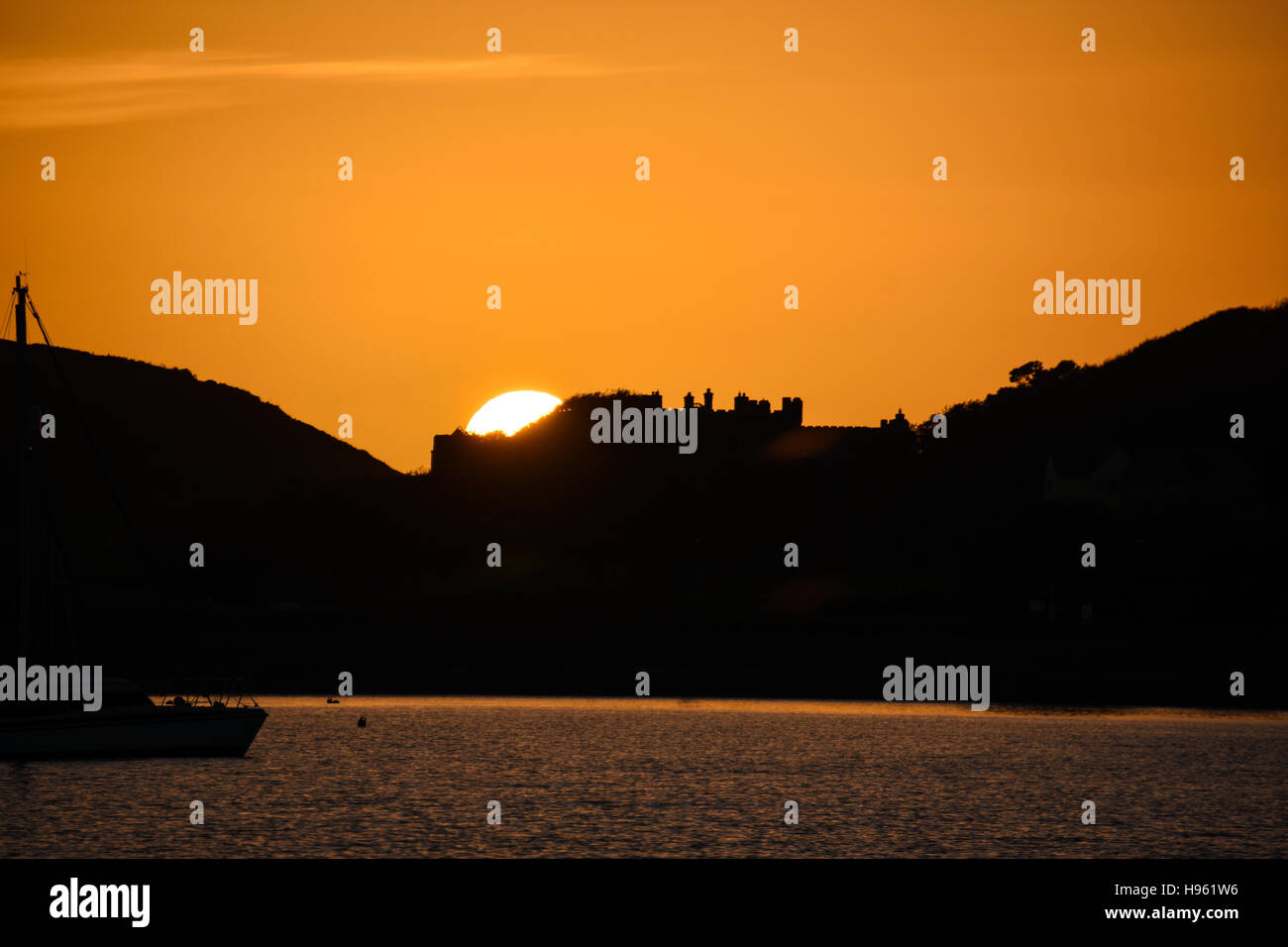 Orange Skyline Sonnenuntergang über Dale von Meer Stockfoto