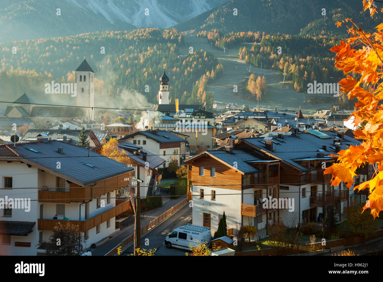 Nebligen Herbstmorgen in San Candido (Innichen), Südtirol, Italien. Stockfoto