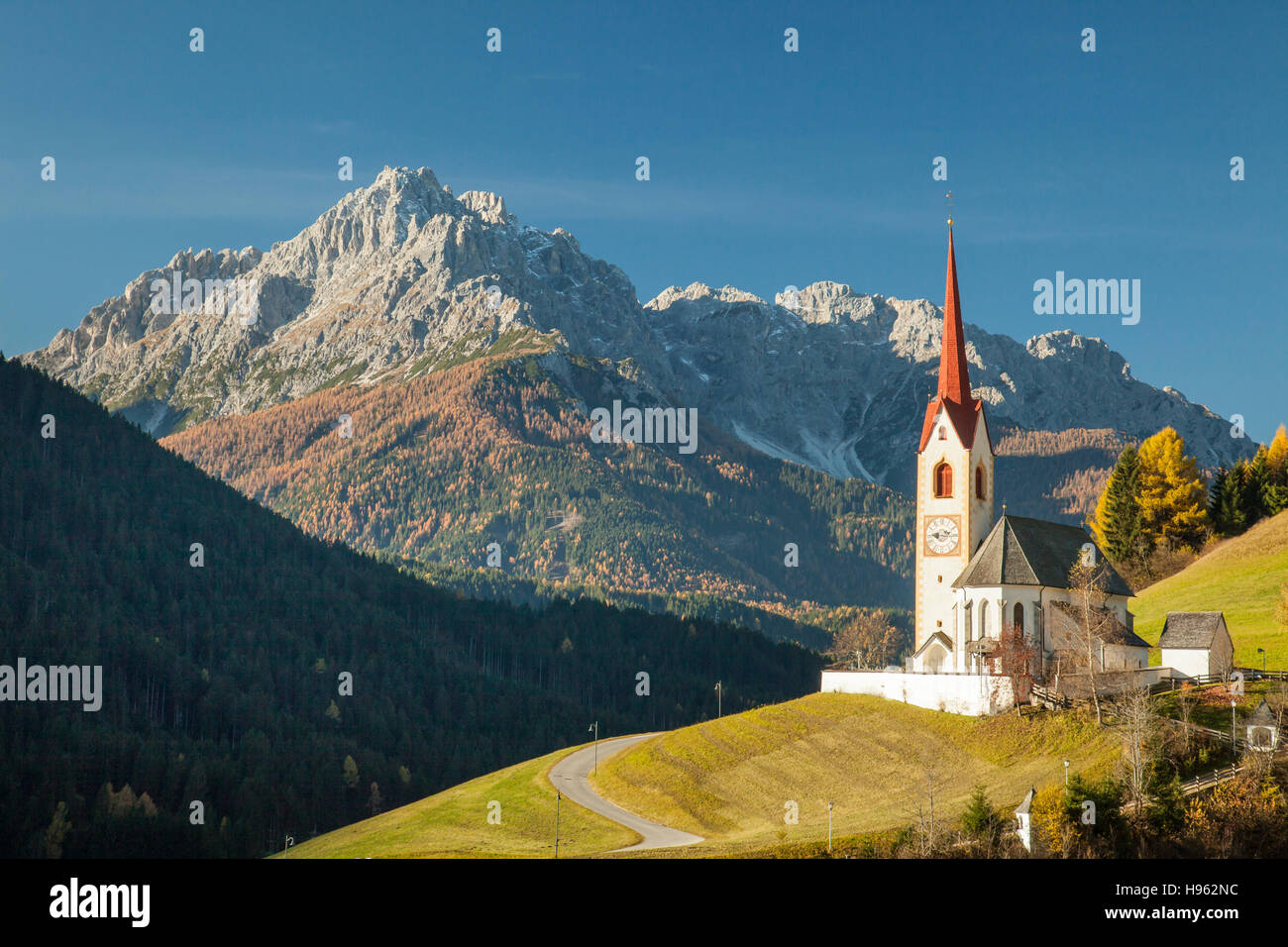 Herbstmorgen am legendären Kirche Sankt Nikolaus in Winnebach, Südtirol, Italien. Dolomiten. Stockfoto
