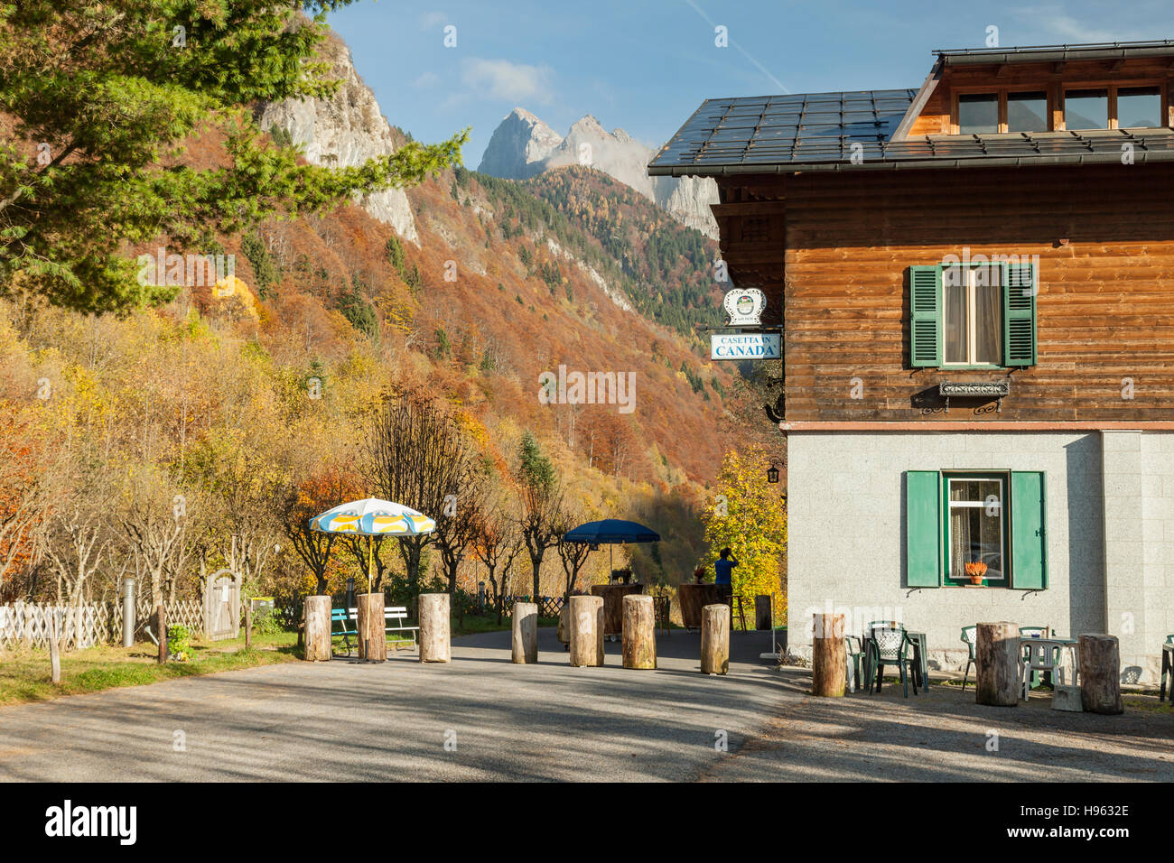 Straßencafé in der Nähe von Timau, Dolomiten, Italien. Stockfoto