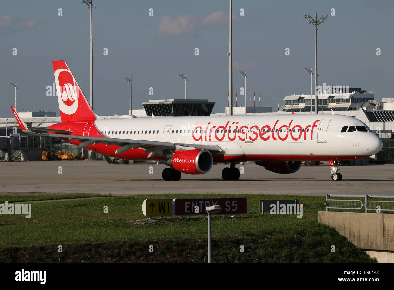 München - 8. August 2016: Airberlin Airbus A321 am Flughafen München Stockfoto