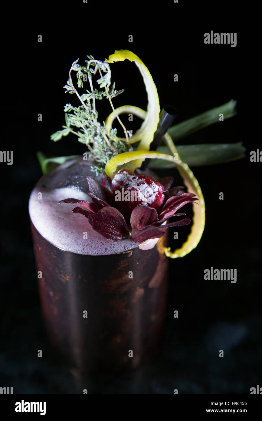 Ein Cocktail serviert an gereizt, eine Bar in Rotterdam, Niederlande. Gereizt wurde als einer der besten neuen cocktail-Bars des Landes gekürt. Stockfoto