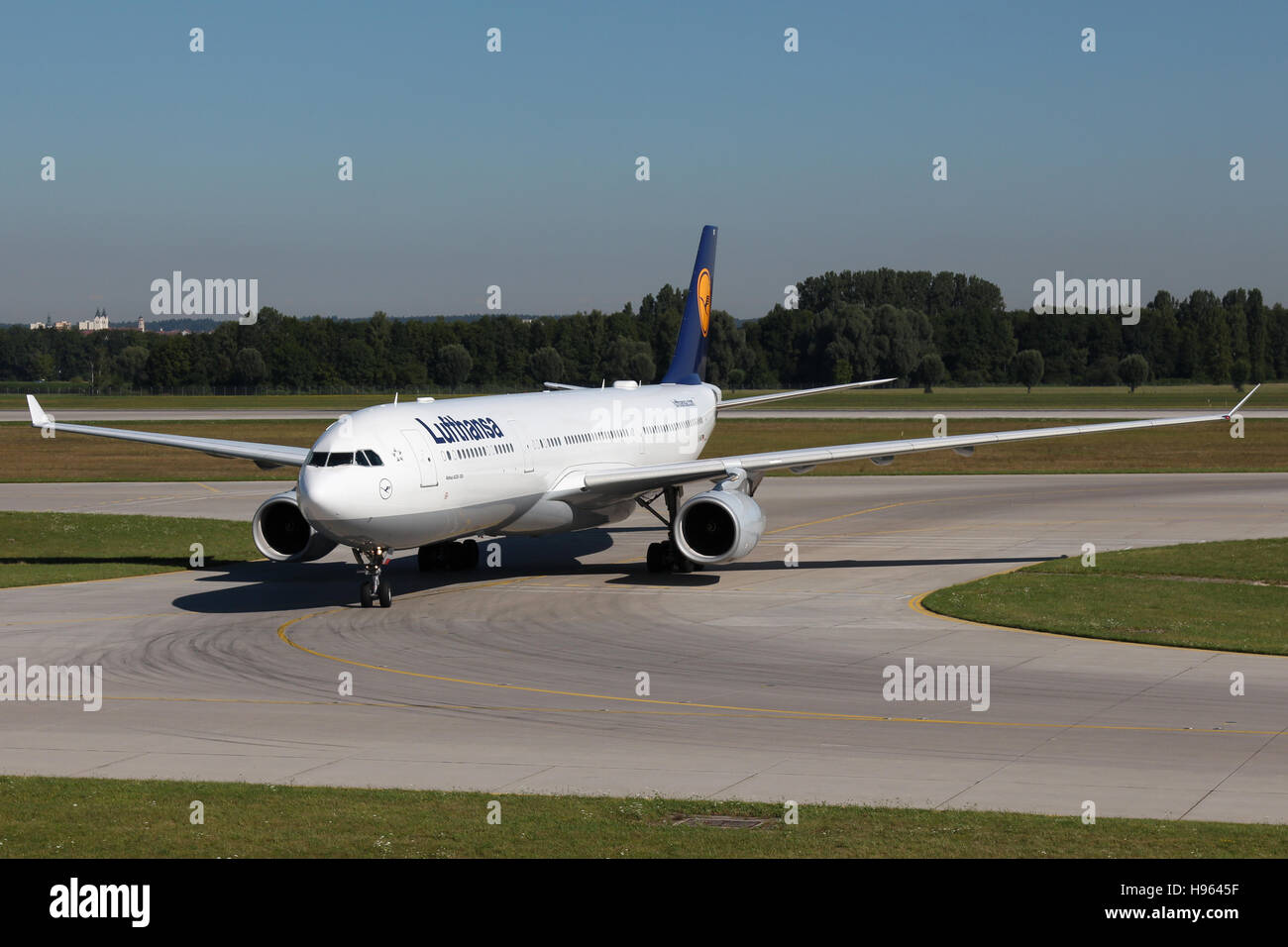 München - 8. August 2016: Lufthansa Airbus A330-300 am Flughafen München Stockfoto