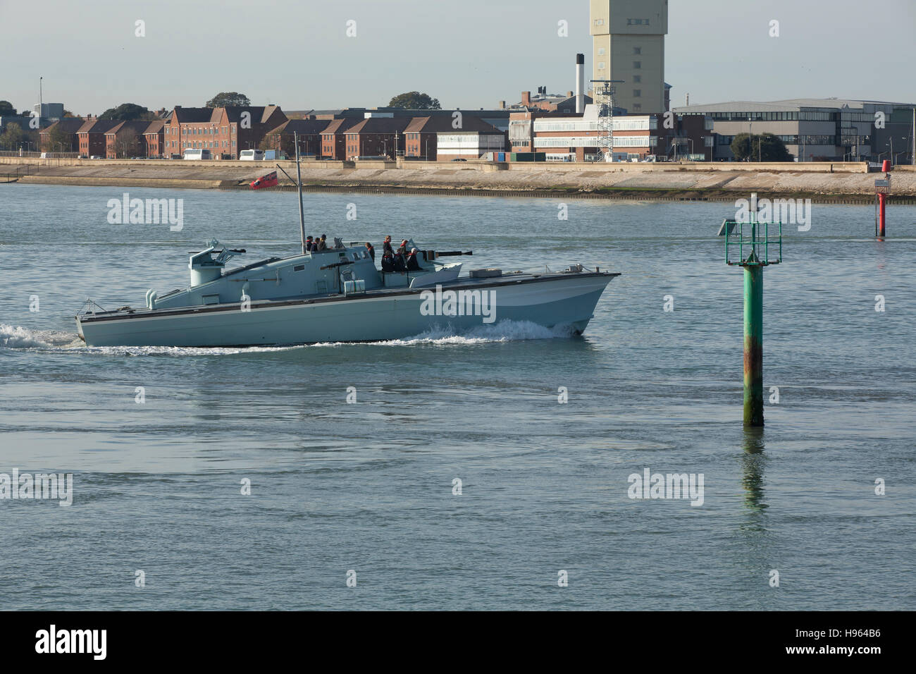 Motor Kanonenboot MGB 81 mit Geschwindigkeit in Portsmouth Harbour. Baujahr 1942 jetzt Teil der nationalen historische Flotte Stockfoto