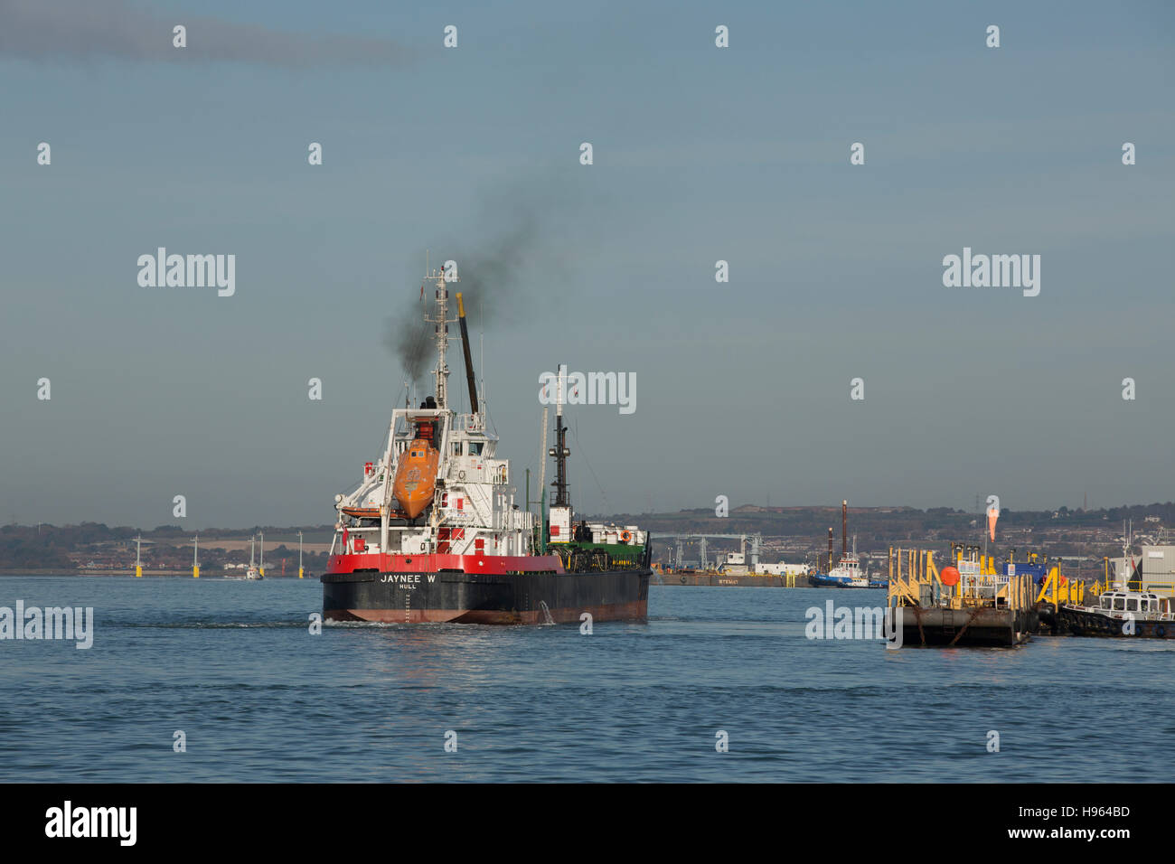Heck-Ansicht eines Öltankers Dämpfen durch den Hafen von Portsmouth. Schwarzen Rauch ausstoßen aus dem Trichter. Stockfoto