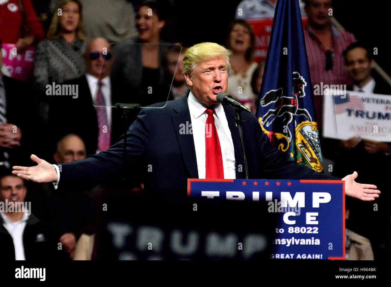 Republikanische Präsidentschaftskandidat Donald Trump Rallyes im Giant Center in Hershey, im Zentrum von Pennsylvania, auf Freitag, 4. November 2016. Stockfoto