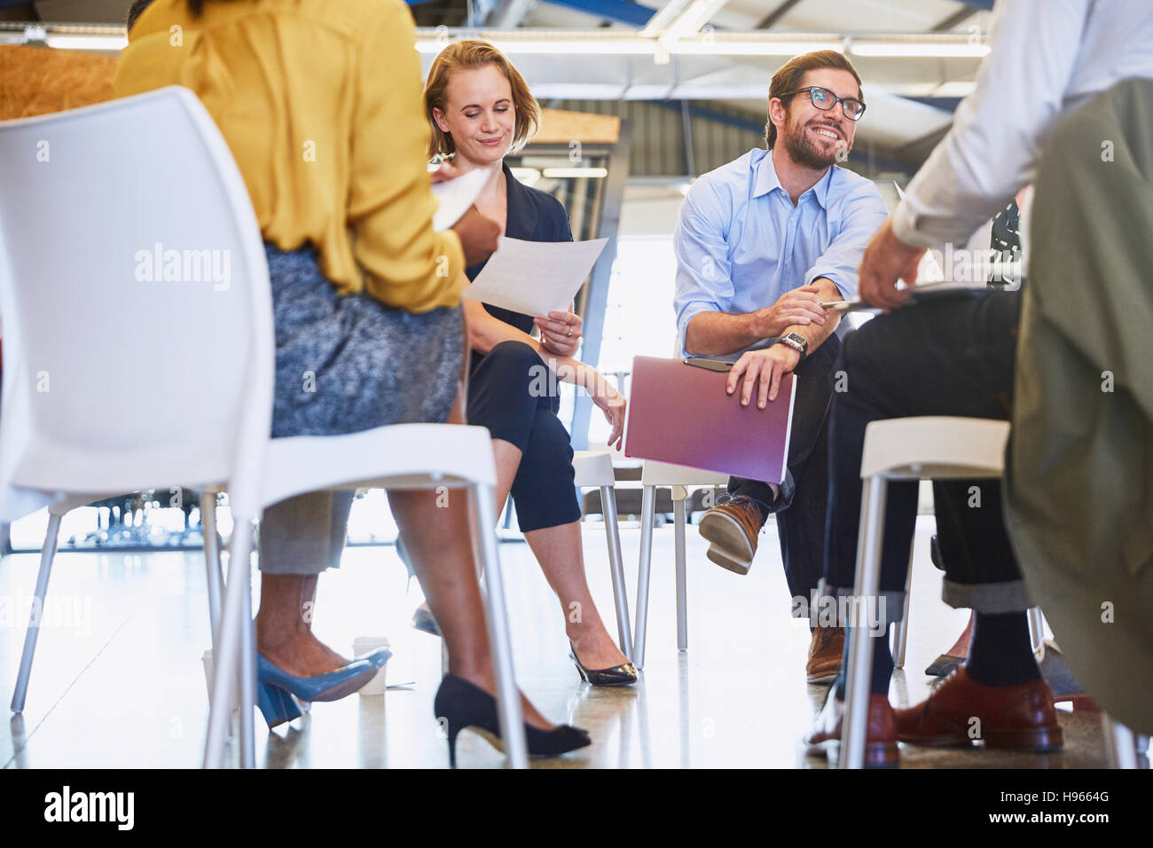 Geschäftsleute treffen im Kreis Stockfoto