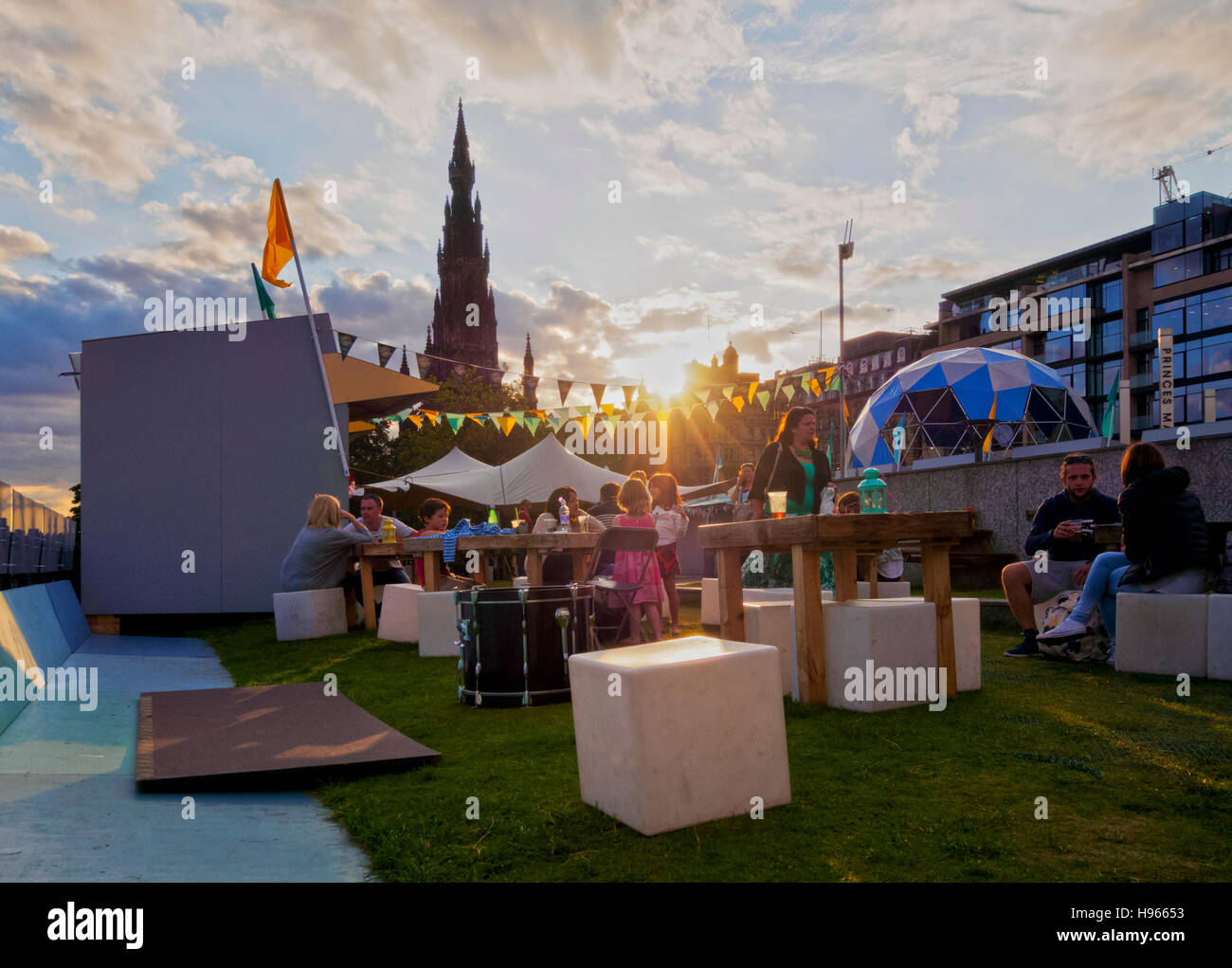Großbritannien, Schottland, Lothian, Edinburgh Fringe Festival street Bar auf die Princes Street. Stockfoto