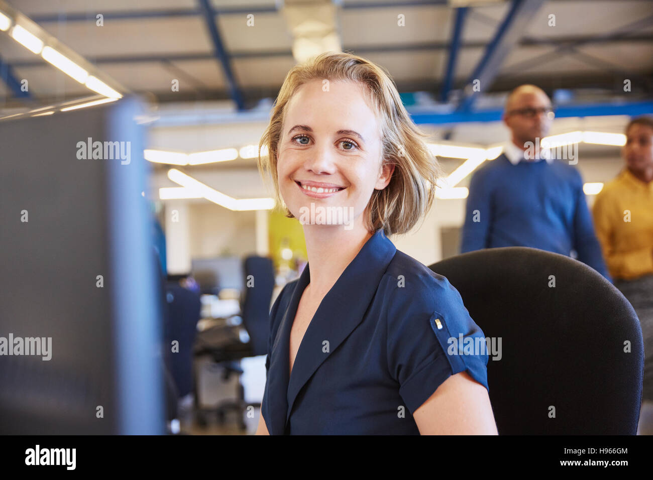 Porträt lächelnd Geschäftsfrau arbeiten am computer Stockfoto