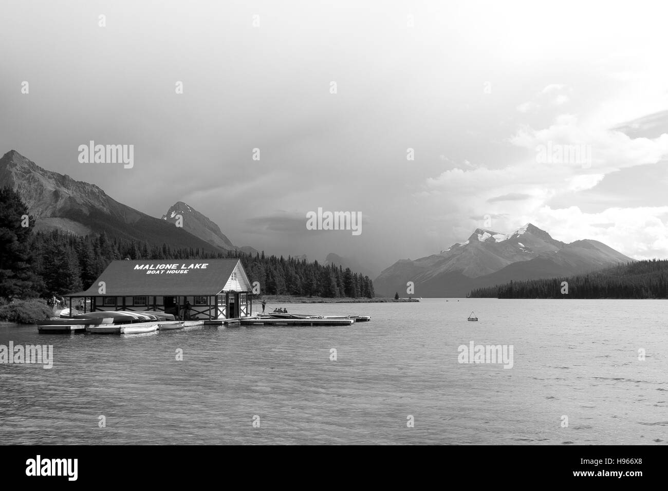 Maligne Lake Bootshaus mit Bergen im Hintergrund Stockfoto
