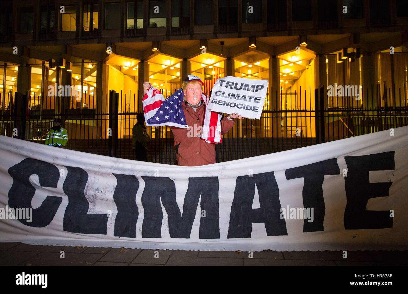 Ein Demonstrant verkleidet als US-Präsidenten wählen Donald Trump Teil an einer Demonstration außerhalb der US-Botschaft in London gegen Trumps Haltung zum Klimawandel nimmt. Stockfoto