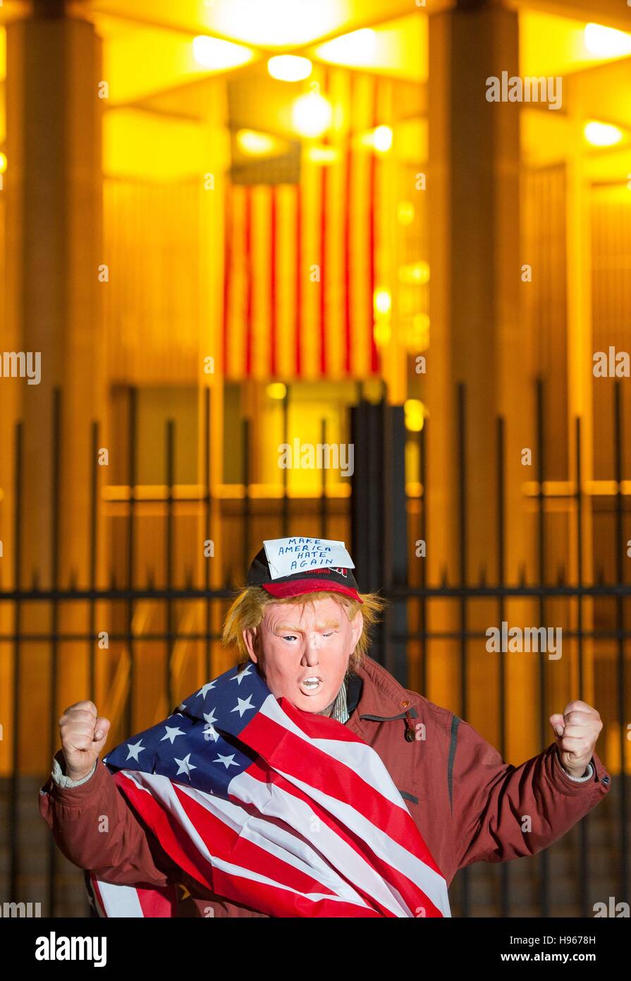 Ein Demonstrant verkleidet als US-Präsidenten wählen Donald Trump Teil an einer Demonstration außerhalb der US-Botschaft in London gegen Trumps Haltung zum Klimawandel nimmt. Stockfoto