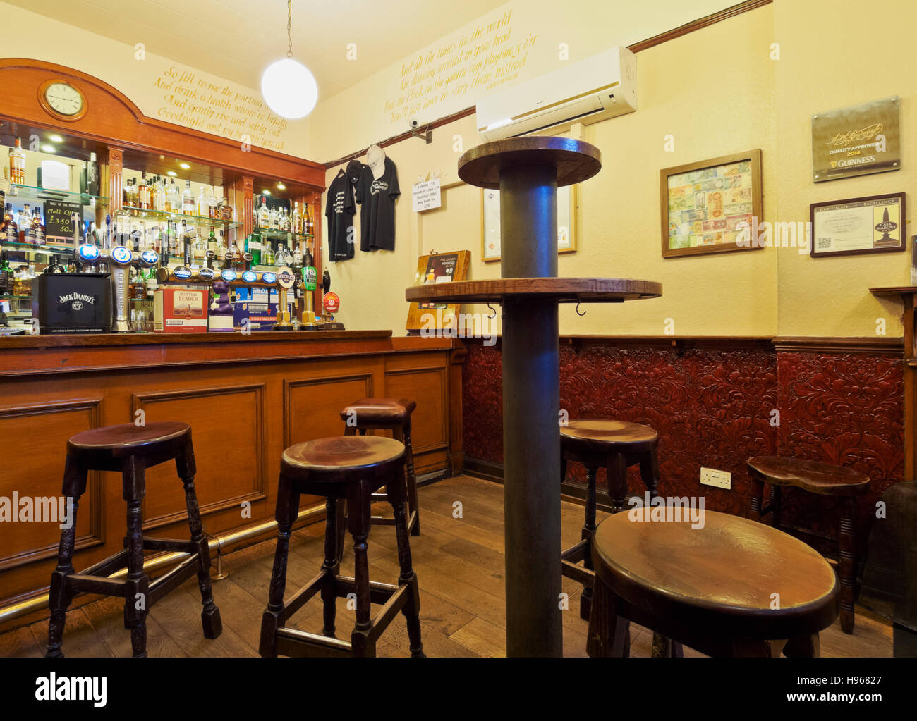 Großbritannien, Schottland, Lothian, Edinburgh, Innenansicht des Royal Oak Pub. Stockfoto