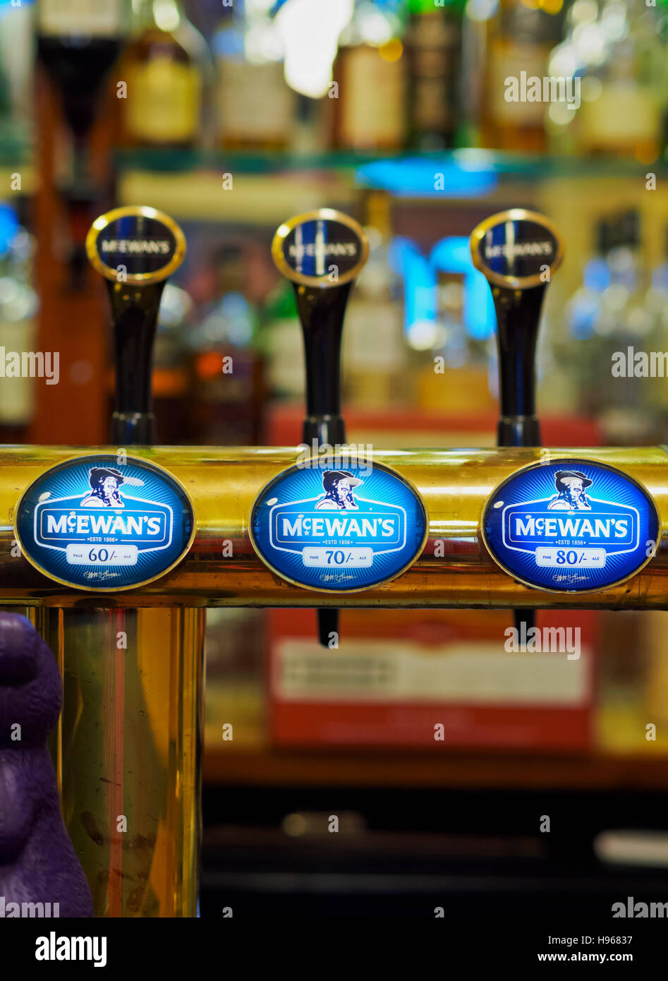 UK, Schottland, Edinburgh, Lothian Bierauswahl im Royal Oak Pub. Stockfoto