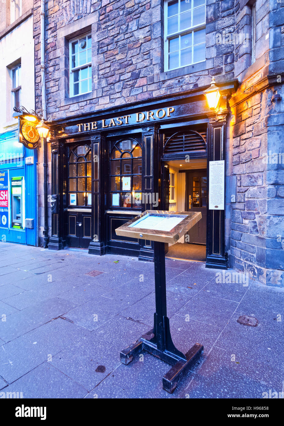 Großbritannien, Schottland, Lothian, Edinburgh, Grassmarket Square, Twilight Anzeigen des letzten Tropfens. Stockfoto